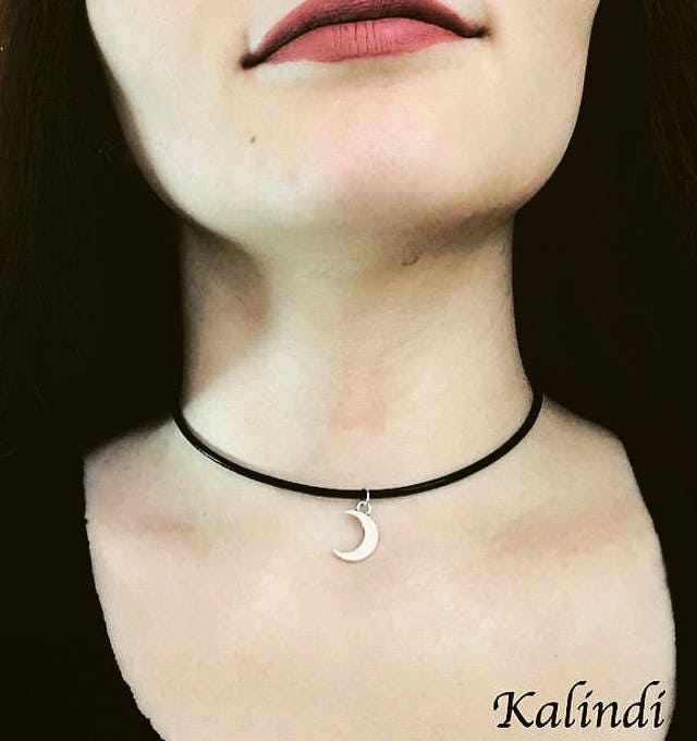 Moon choker