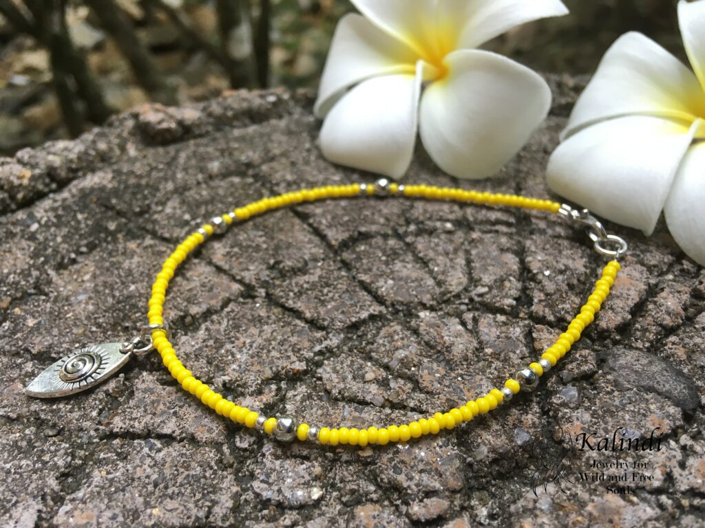 Ankle bracelet with the charm of the sun