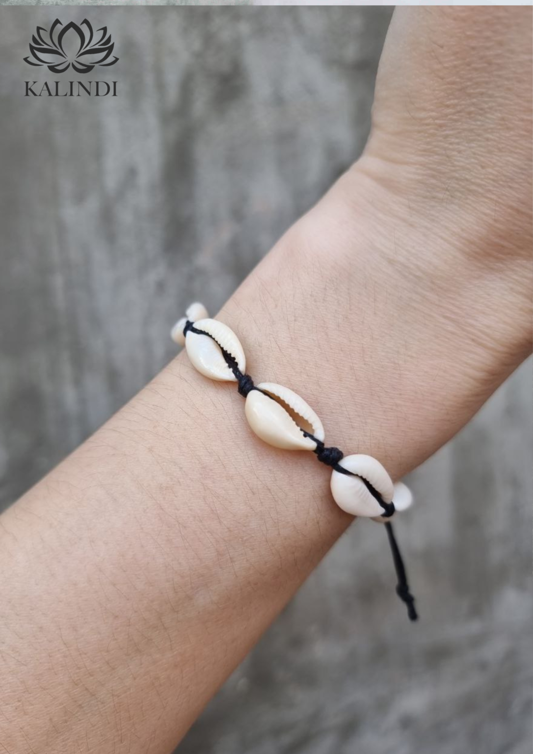 Adjustable bracelet in natural Cauris shells