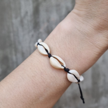 Adjustable bracelet in natural Cauris shells