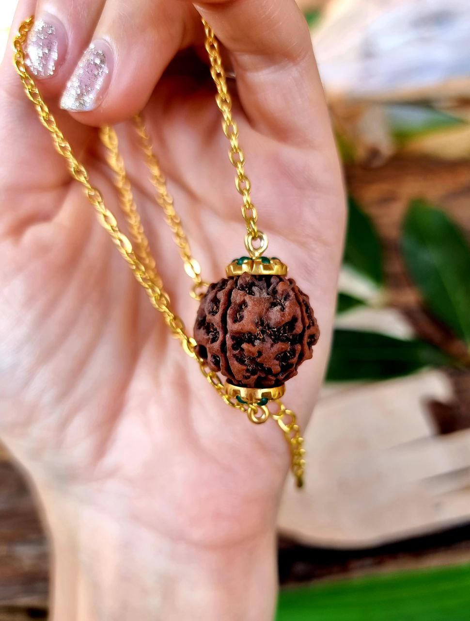 FIVE MUKHI RUDRAKSHA EMERALD PENDANT, FIVE-FACED RUDRAKSHA