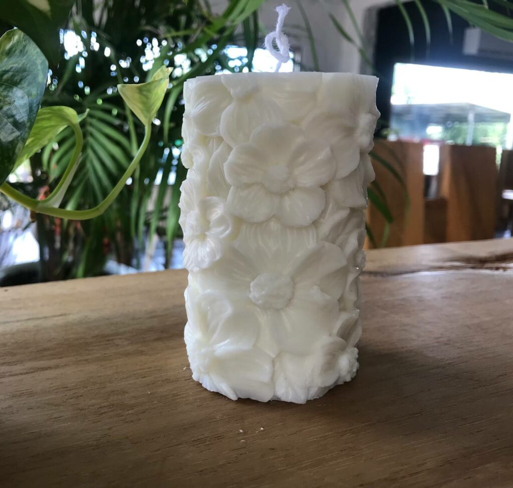 White Soy Candle with Floral Relief — Timeless Elegance in Every Detail